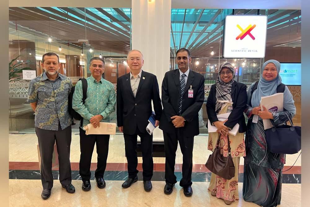 Syed Ibrahim (dua dari kiri), Ka Siong (tiga dari kiri) dan ahli-ahli sekretariat KRPPM-IGAR termasuk Nurhayati Nordin (dua dari kiri) selepas mesyuarat di bangunan Parlimen pada Khamis.