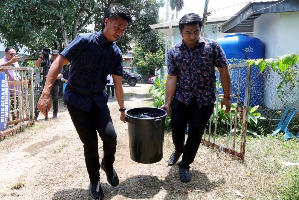 Keadaan kemarau yang berpanjangan menyebabkan bekalan air di beberapa kampung di daerah Papar terjejas. Foto Bernama