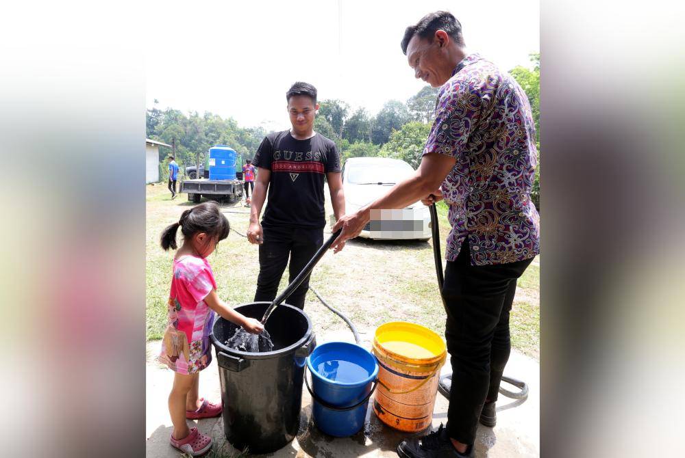 Penduduk berharap pihak berwajib dapat menyalurkan air dengan lebih kerap untuk membolehkan mereka menjalankan aktiviti harian. Foto Bernama