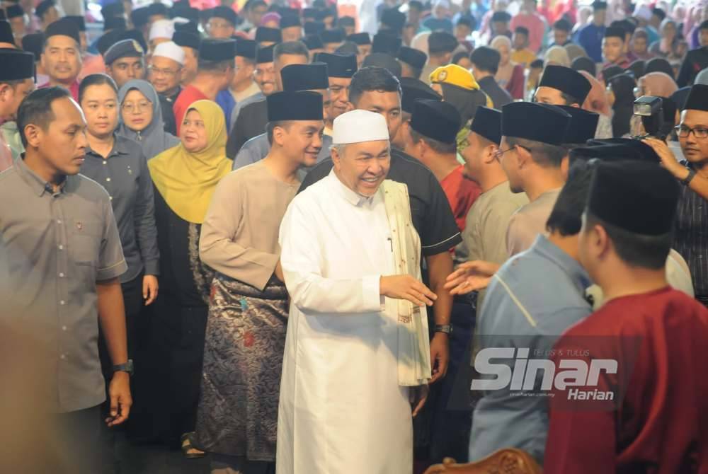 Ahmad Zahid bersama Menteri Besar Johor, Datuk Onn Hafiz Ghazi hadir sempena Majlis Santunan Kasih Ramadan di Masjid Jamek Pekan Layang-Layang, Kluang pada Khamis.