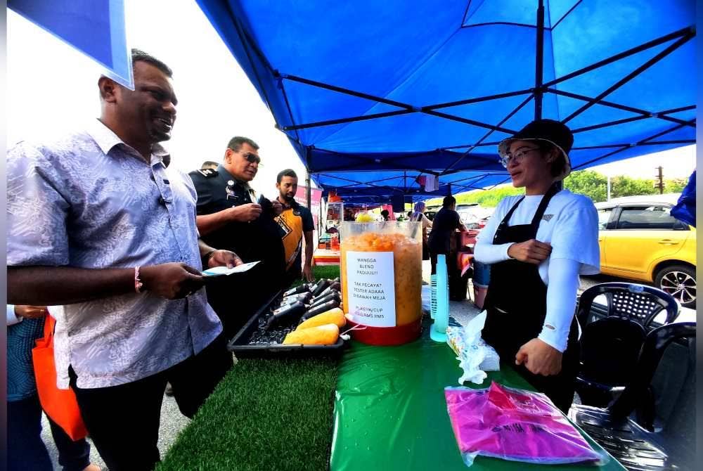 Arul Kumar menerangkan kepada peniaga program MySaveFood.