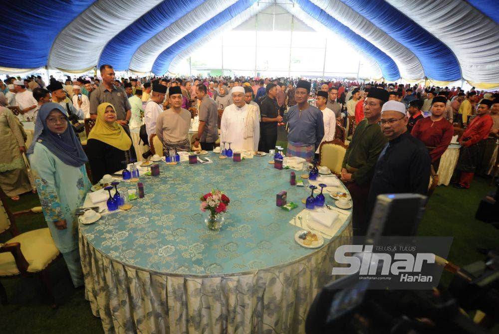 Ahmad Zahid hadir sempena Majlis Santunan Kasih Ramadan di Masjid Jamek Pekan Layang-Layang, Kluang pada Khamis.