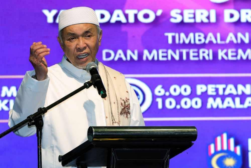 Ahmad Zahid berucap pada Majlis Santunan Kasih Ramadhan 1445H di pekarangan Masjid Jamek Pekan Layang-Layang, Simpang Renggam pada Khamis. Foto Bernama