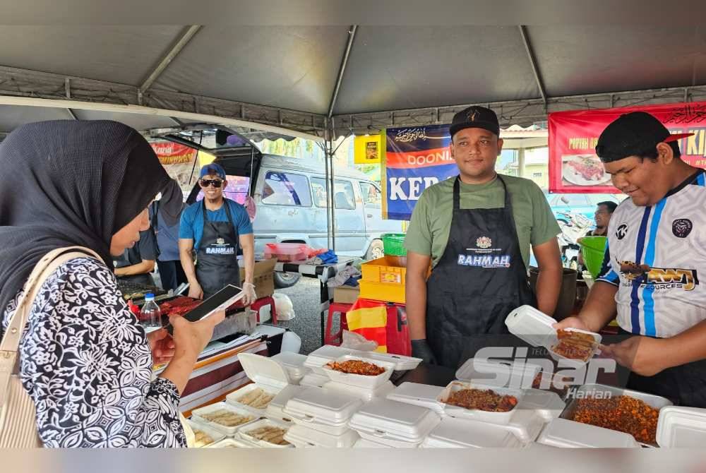 Muhammad Rosdi menjual popia basah kepada pelanggan di Bazar Ramadan Taman Cempaka di Ipoh.