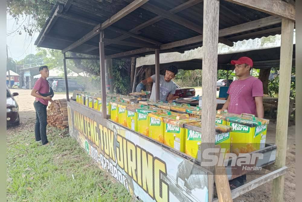 Mohd Lokman melayan seorang pelanggan yang berkunjung ke gerainya dekat Kampung Tok Jiring, Kuala Nerus pada Khamis.