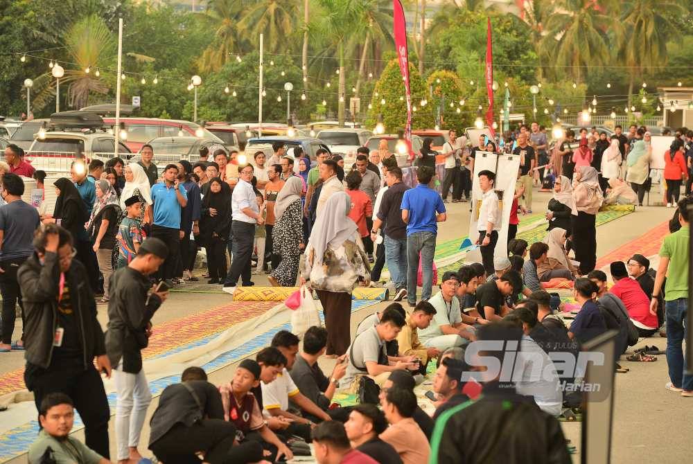 Orang ramai mula memenuhi Dataran Karangkraf bermula jam 6.30 petang. 