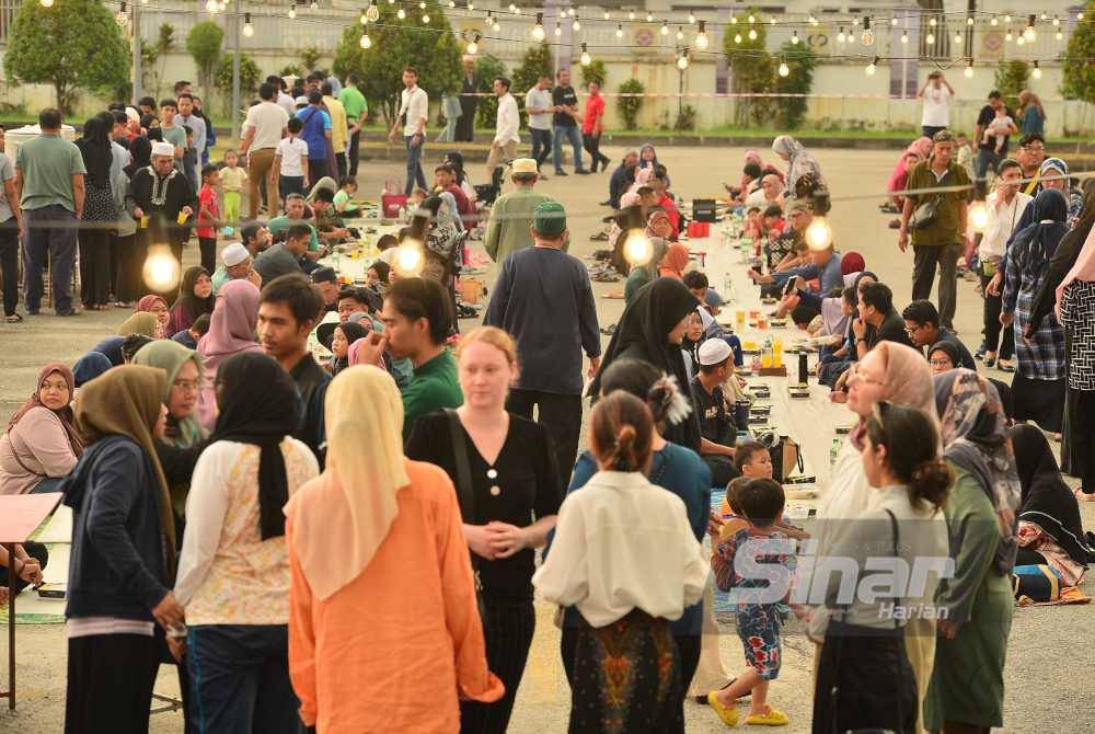 Program Iftar Ala Madinah bermula jam 6 petang setiap hari kecuali Sabtu dan Ahad.