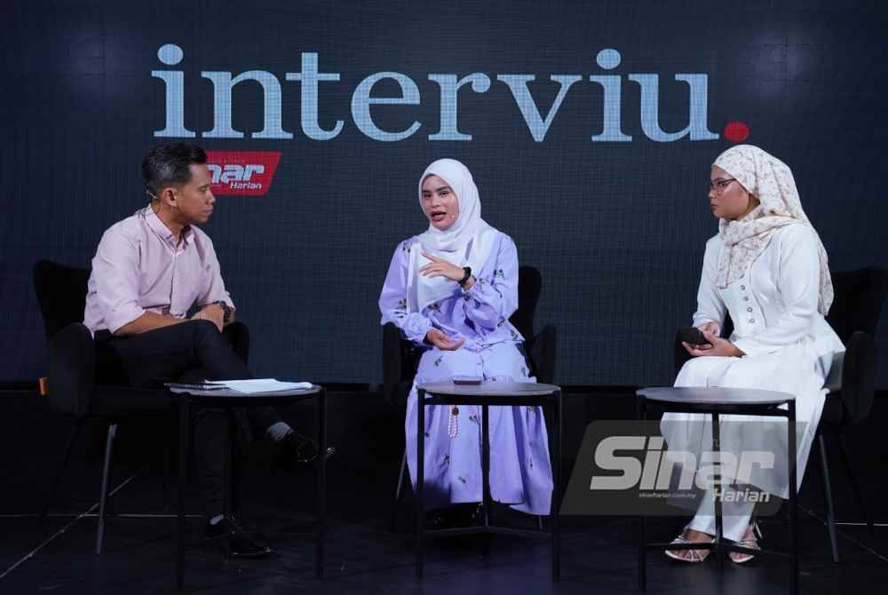 Program Interviu bertajuk 'Influencer’ bentuk jati diri wanita yang dihoskan Haizir Othman (kiri) menampilkan pempengaruh media sosial, Tun Laila (tengah) dan Syamimia di Kompleks Kumpulan Karangkraf pada Khamis. Foto Sinar Harian - MOHD HALIM ABDUL WAHID