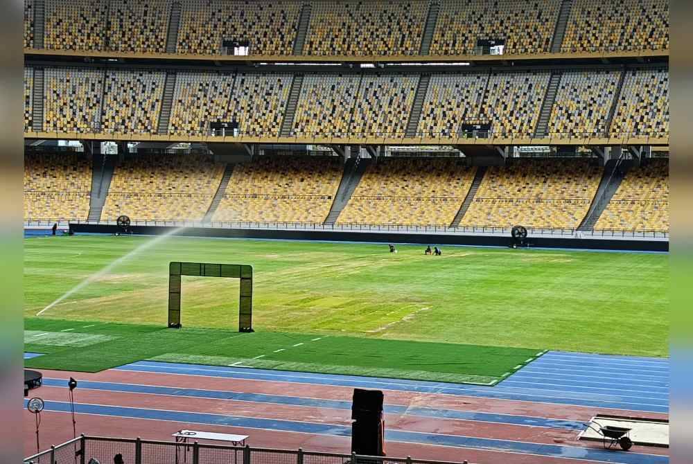 Keadaan padang Stadium Nasional Bukit Jalil yang rosak selepas penganjuran konsert Cold Play sebelum berlangsungnya perlawanan akhir Piala Malaysia tahun lalu.