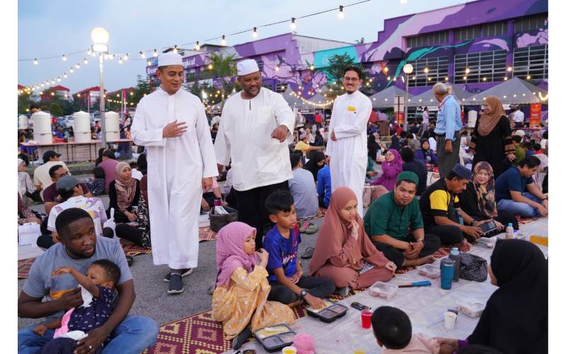 Pengarah Urusan KDEBWM, Datuk Ramli Mohd Tahir (dua, kiri) bersama Exco Agama Islam dan Pembudayaan Inovasi Selangor, Dr Mohamad Fahmi Ngah (kiri) menyapa orang ramai sempena program Iftar Ala Madinah di Karangkraf.