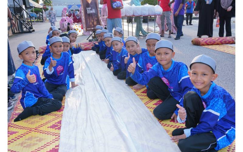 Anak-anak yatim dan asnaf dari Pertubuhan Rahoma Darul Fakir dan Yayasan Islam Darul Ehsan (YIDE) ketika berbuka puasa di Karangkraf.