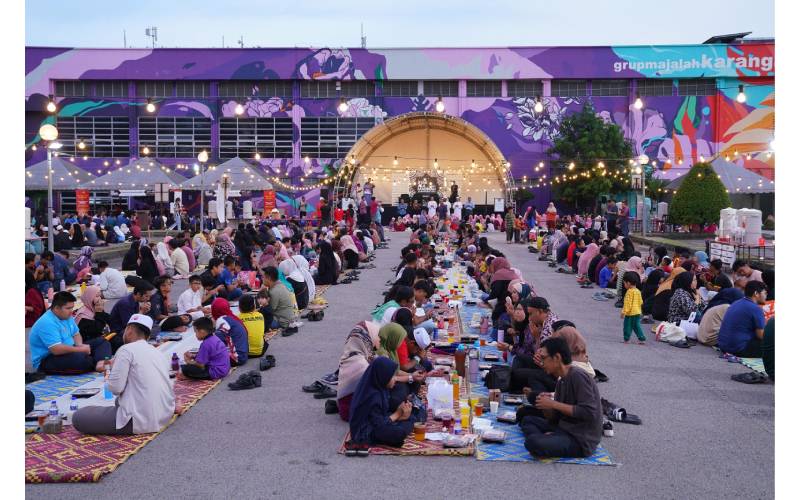 Suasana sekitar Program Iftar Ala Madinah @Karangkraf 2024 di Dataran Karangkraf pada Khamis.