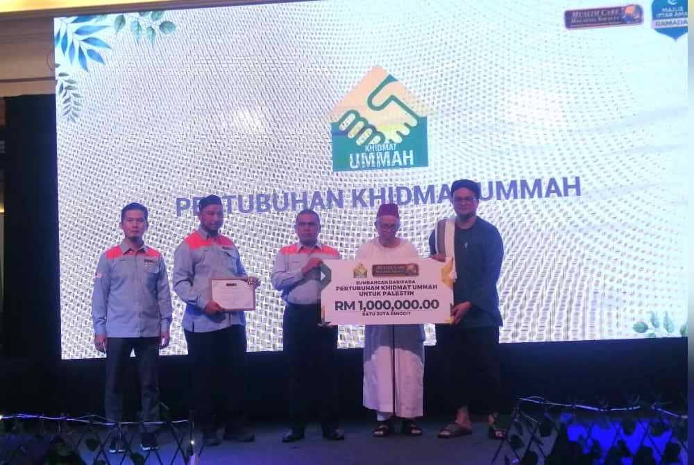 Wakil Pertubuhan Khidmat Ummah (kanan) menyumbang RM1 juta bagi misi bantuan kemanusiaan Muslim Care Malaysia.
