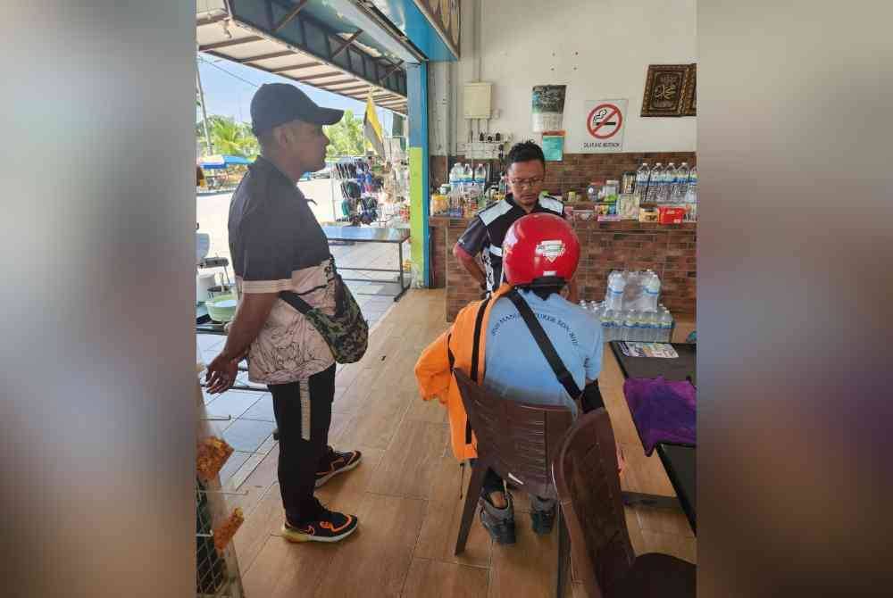 Operasi tidak menghormati Ramadan yang dijalankan Bahagian Penguatkuasaan JAIPk di sekitar Chemor, Ipoh pada Khamis. Foto JAIPk