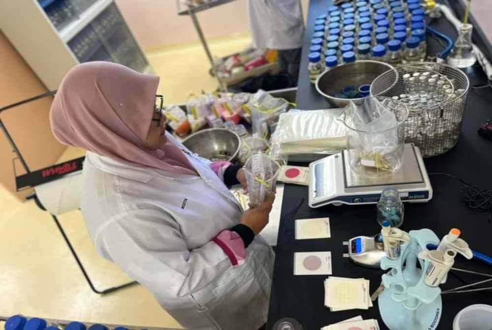 Sampel makanan dihantar ke Pusat Analisis dan Sekuriti Makanan JKAS Dewan Bandaraya Kuala Lumpur untuk dianalisis.