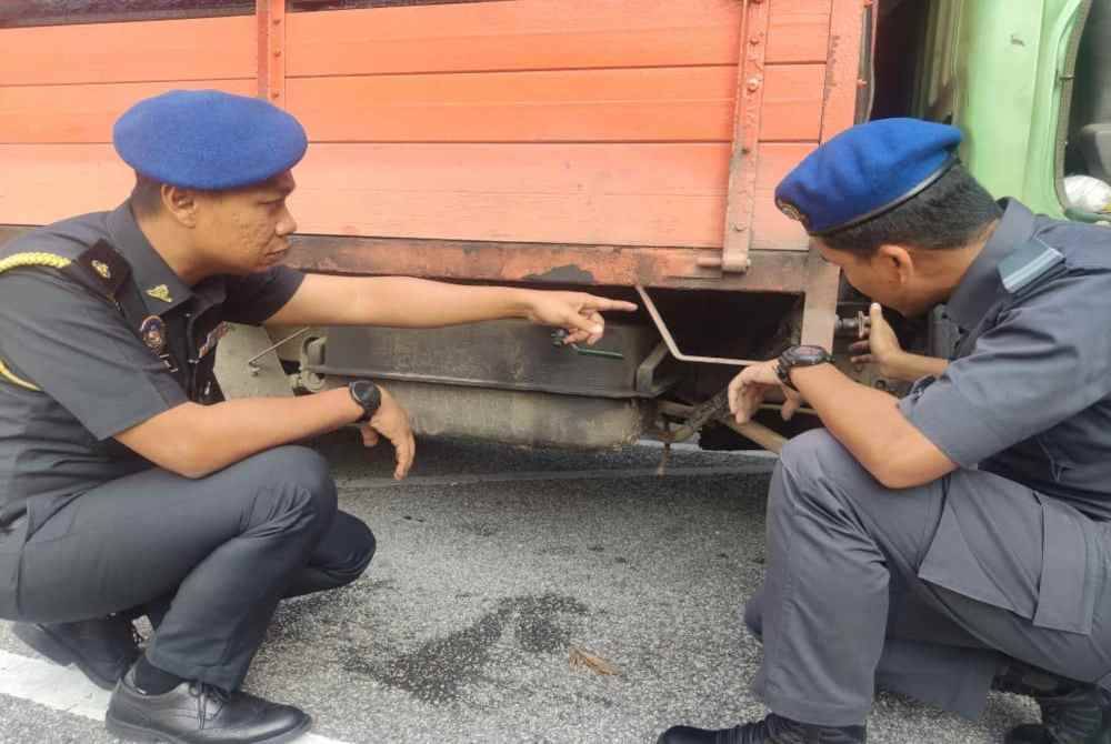 Pegawai penguat kuasa KPDN sedang memeriksa lori satu tan ketika serbuan dilakukan menerusi Ops Tiris 3.0 di sebuah stesen minyak di Jalan Temoh di sini pada Khamis.