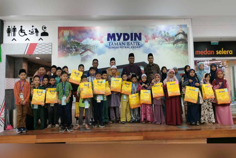 Antara penerima yang terdiri daripada anak yatim dan asnaf yang menerima sumbangan baju raya di Mydin Taman Batik, Sungai Petani.