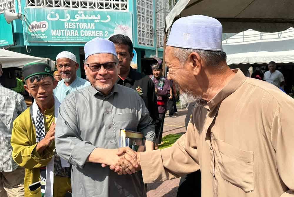 Mohd Amar (tengah) bersalaman dengan hadirin selepas menyampaikan kuliah.