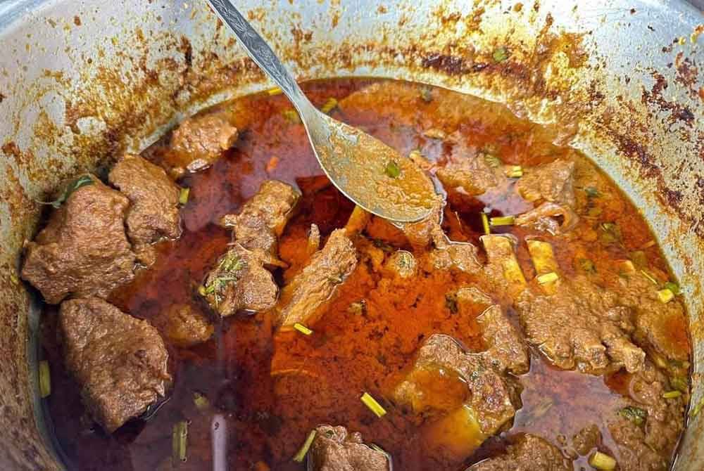 Lauk beriani yang dimasak Hasan untuk dijual di bazar Ramadan Pekan Parit Betak, Pontian sepanjang Ramadan.