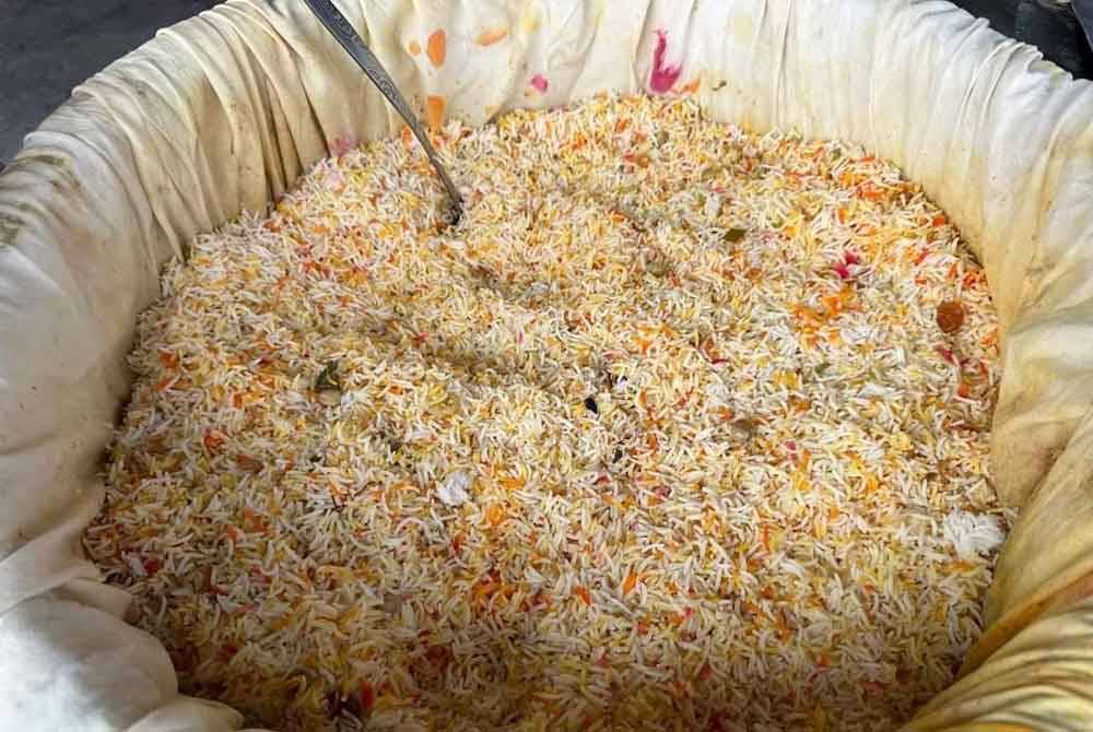 Nasi beriani gam yang dimasak Hasan untuk dijual di bazar Ramadan Pekan Parit Betak, Pontian sepanjang Ramadan.