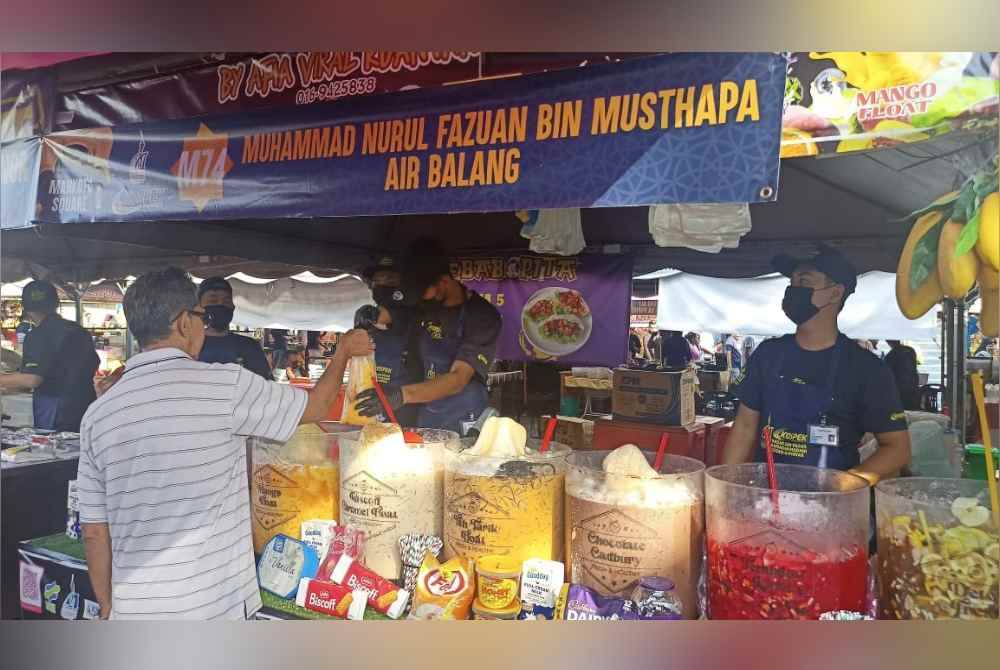 Kelihatan pengunjung turut membeli air balang.