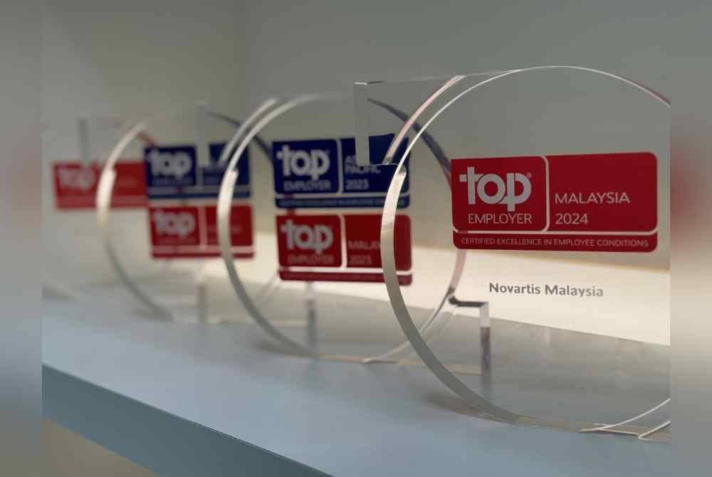 Trofi yang dimenangi oleh Novartis Malaysia sebagai Anugerah Majikan Terbaik untuk Kecemerlangan dalam Keadaan Pekerja.