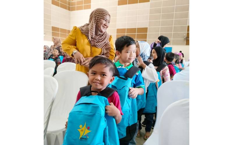 Wajah kegembiraan yang terukir pada kanak-kanak yang menerima Pek Kembali Ke Sekolah hasil kerjasama di antara YJA dan RMHC Malaysia. 