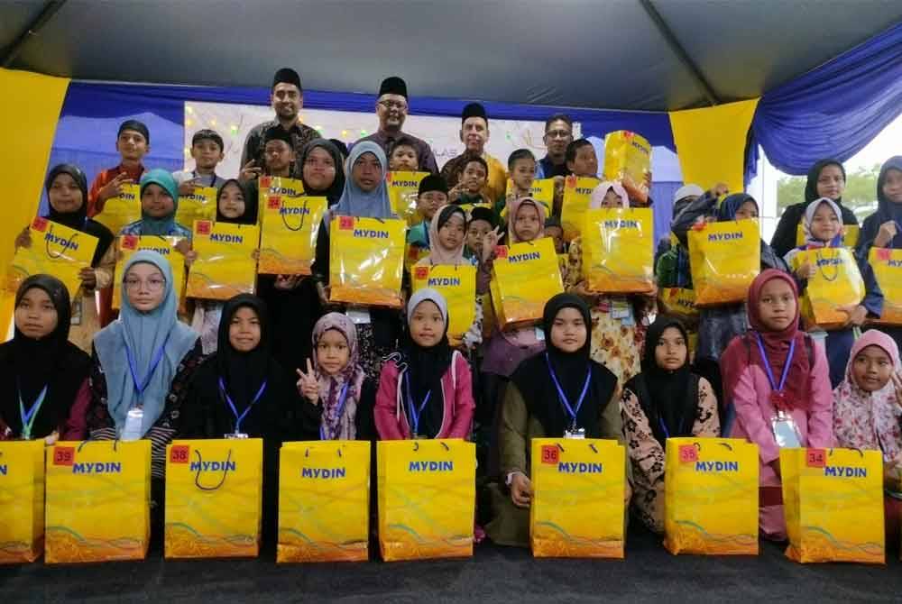 Antara penerima terdiri daripada anak yatim dan asnaf yang diberi peluang memilih baju dan kelengkapan hari raya di Mydin Taman Batik Sungai Petani Kedah.