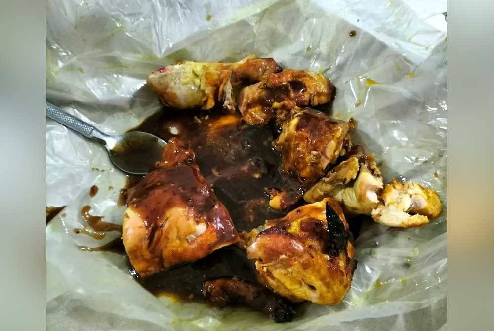 Hidangan ayam golek yang didakwa sudah berbau dan tidak dimasak sempurna dibeli di sebuah kedai makan di Klang pada Khamis.