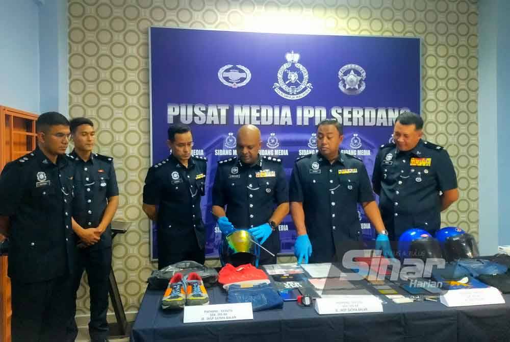 Anbalagan (tiga dari kanan) menunjukkan barangan kes yang dirampas daripada kejadian ragut di Bandar Puchong Jaya, Selangor baru-baru ini. Foto: HISYAMUDDIN AYUB.