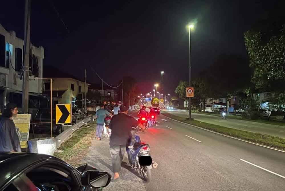 Penunggang motosikal yang ditahan dalam Op Samseng Jalanan di Jalan Pintasan Bukit Setongkol menolak motosikal masing-masing ke Balai Polis Trafik Kuantan.