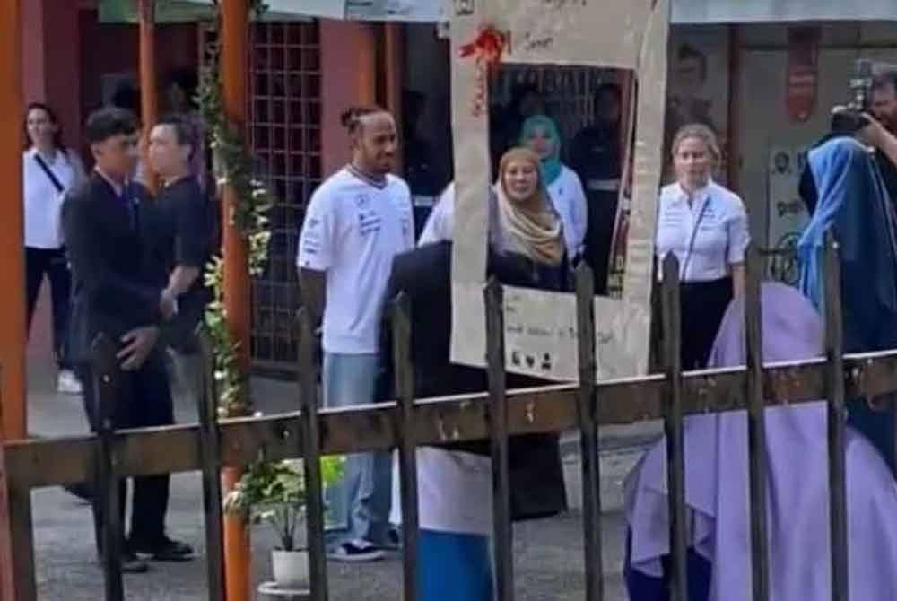 Lewis sempat berbual dengan salah seorang pelajar sekolah berkenaan.