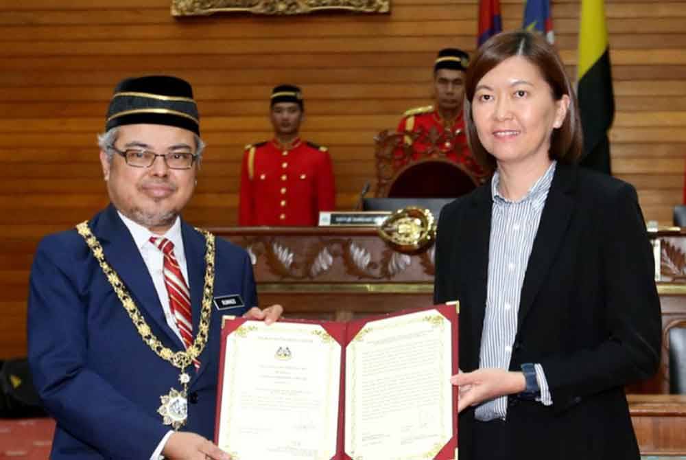 Sandrea (kanan) menyerahkan surat pelantikan kepada Datuk Bandar Ipoh, Datuk Rumaizi Baharin pada Majlis Angkat Sumpah Penerimaan Jawatan Ahli Majlis MBI di Ipoh.