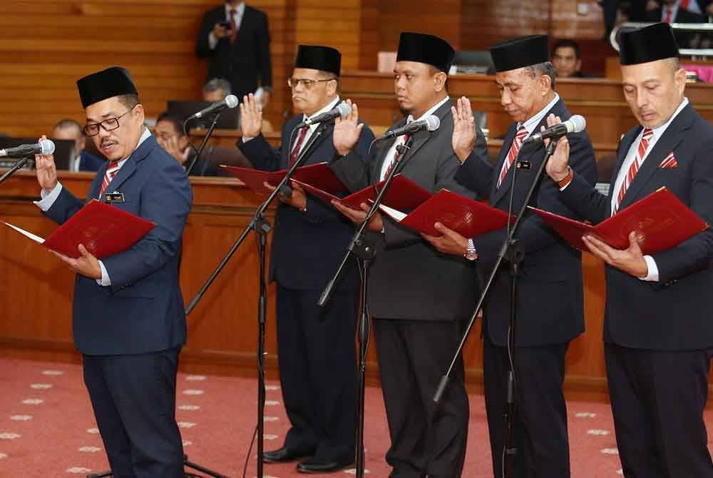 Datuk Mazlan Abdul Rahman mewakili ahli majlis mengangkat sumpah sebagai ahli majlis MBI.