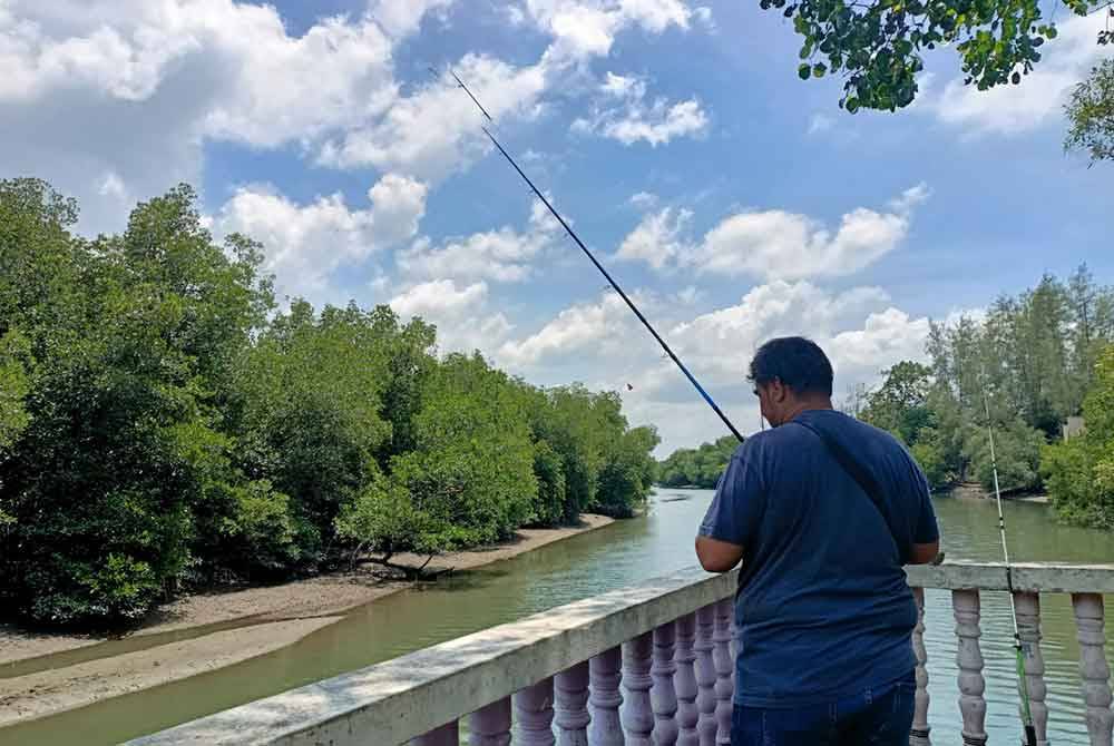 Jajaran sungai berkenaan terutama di kawasan penempatan dekat Taman Sungai Dindings, Ayer Tawar dijadikan lokasi riadah dan rekreasi oleh komuniti setempat termasuk memancing.