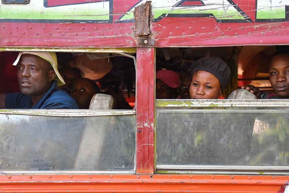 Sebahagian penduduk Haiti menaiki sebuah bas untuk menyelamatkan diri daripada keganasan kumpulan bersenjata.