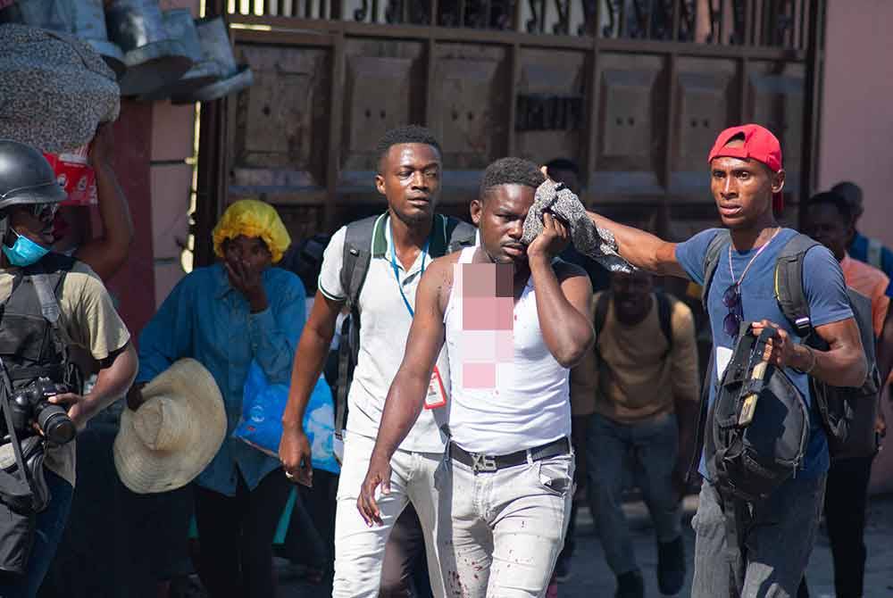 Seorang wartawan yang cedera dibantu rakannya selepas dia dilaporkan terkena tong gas pemedih mata.