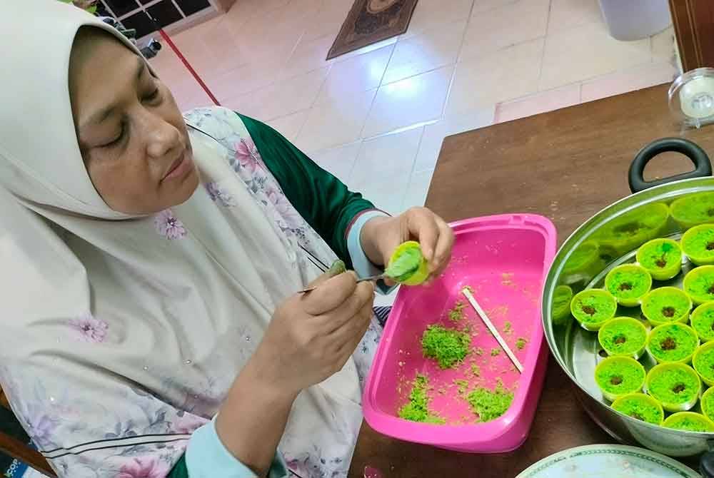 Siti Balqis menyiapkan dangai kukus bagi memenuhi permintaan pelanggan sepanjang bulan Ramadan.
