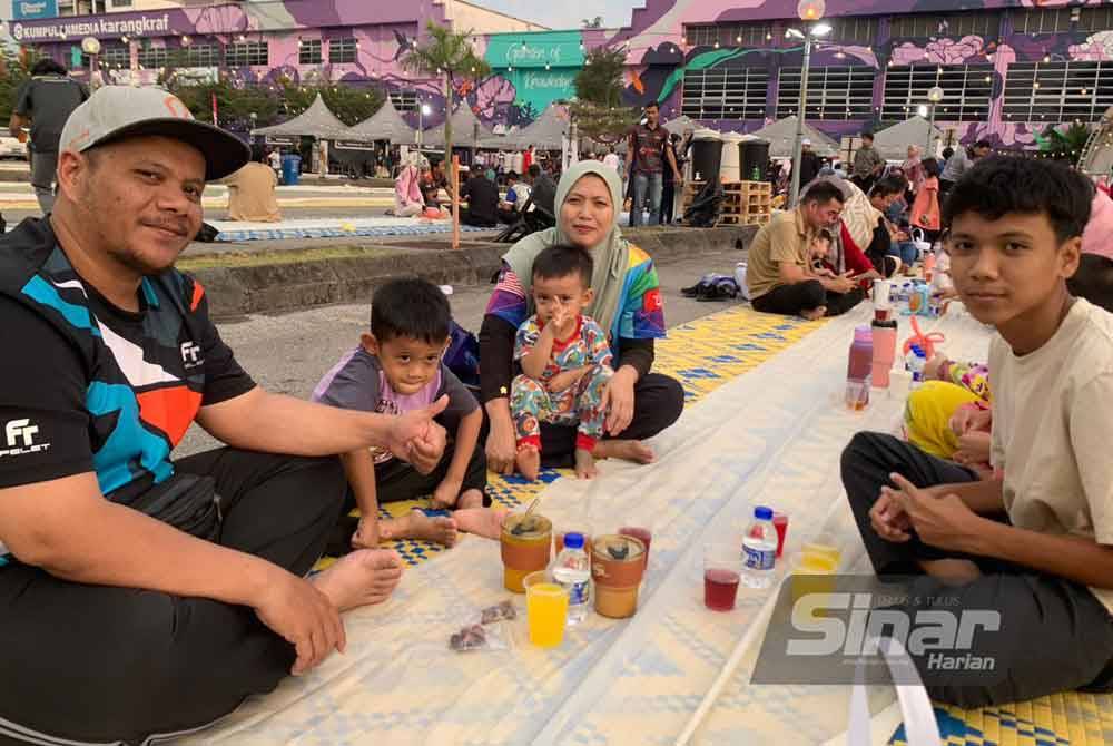 Ridhuan (kiri) bersama isteri dan tiga anaknya.