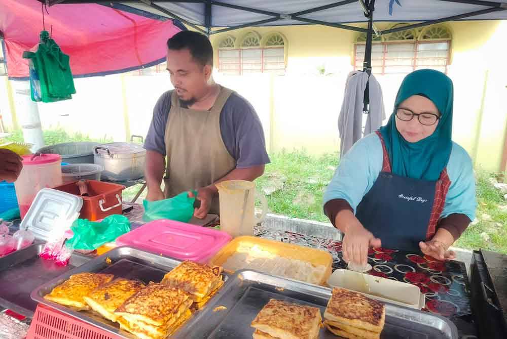 Ahmad Tarmimi dan isteri, Siti Zaleha menjual martabak RM3 di bazar Ramadan Sedim.