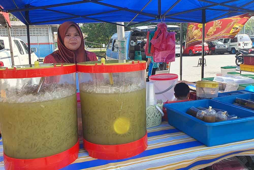 Nazirah menjual pati air tebu dengan harga RM5 sebungkus dan RM3 untuk yang biasa.