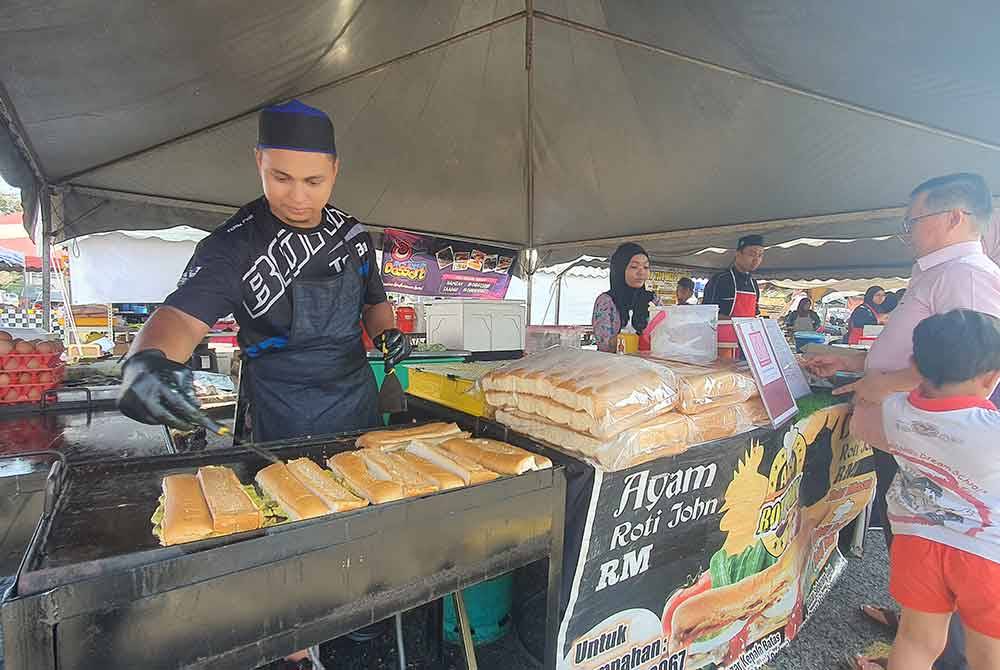 Mohd Noor Akmal menjual RM5 untuk sebungkus roti john.