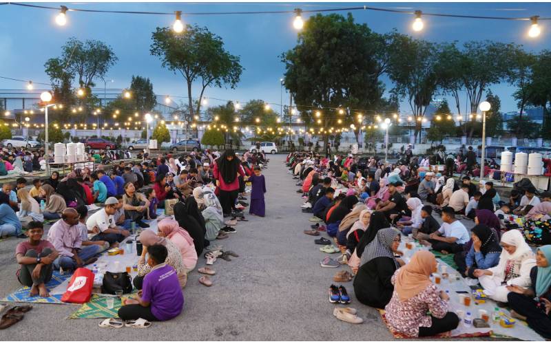 Kira-kira lebih 2,000 pengunjung hadir memeriahkan Iftar Ala Madinah @Karangkraf, di sini pada Jumaat.