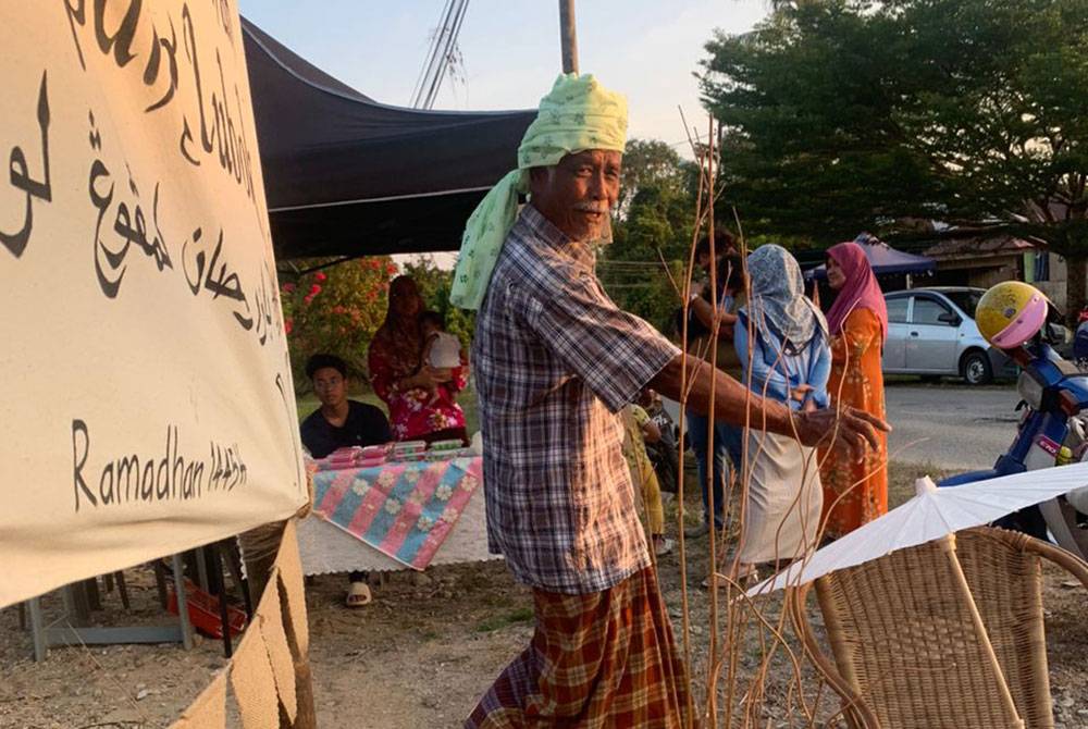 Penduduk tidak melepaskan peluang mengunjungi Bazar Ramadan Kampung Lubok dan mengenakan busana klasik.