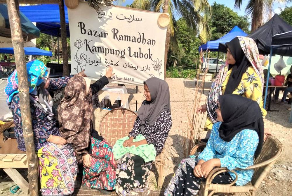 Para peniaga dan pengunjung digalakkan mengenakan busana klasik.