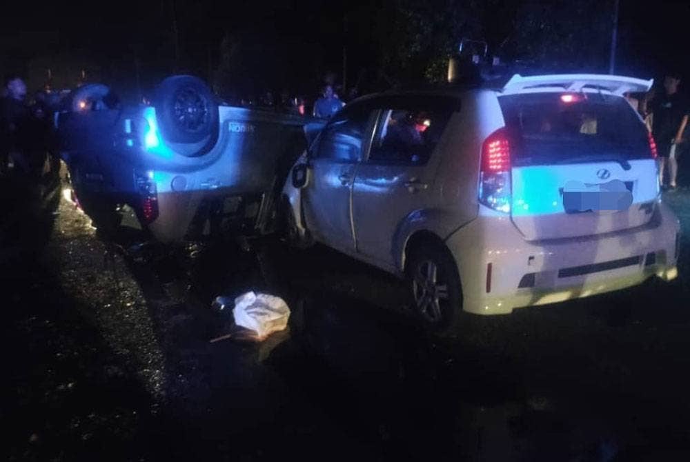 Dua kereta Myvi bertembung menyebabkan kedua-dua pemandu maut dalam kemalangan di KM 103 Jalan Johor Bahru-Melaka (Tanjung Labuh) pada malam Jumaat. Foto Polis Batu Pahat