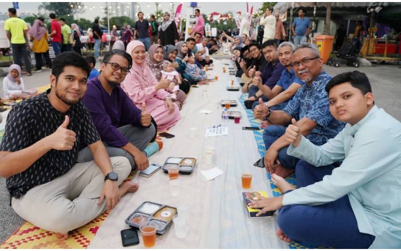 Muhammad Zikri (kiri) bersama kakitangan PHB dan pengunjung Iftar Ala Madinah@Karangkraf 2024, di sini pada Jumaat.