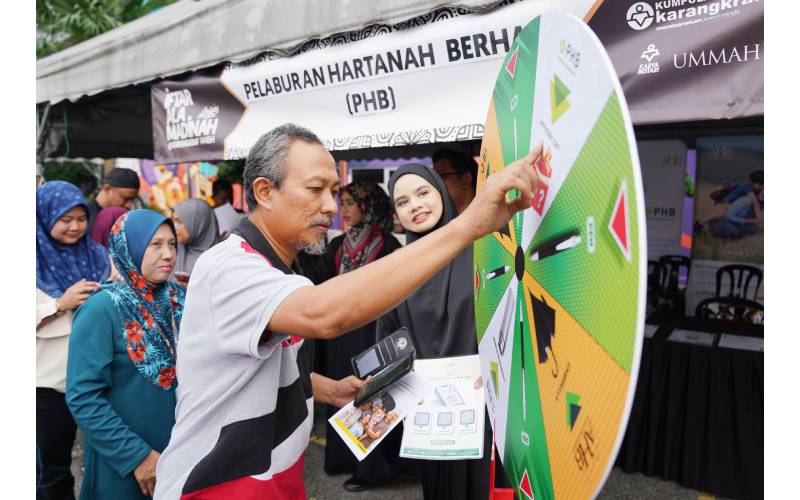 Orang ramai menyertai aktiviti yang disediakan di reruai PHB yang menawarkan banyak cenderahati menarik.