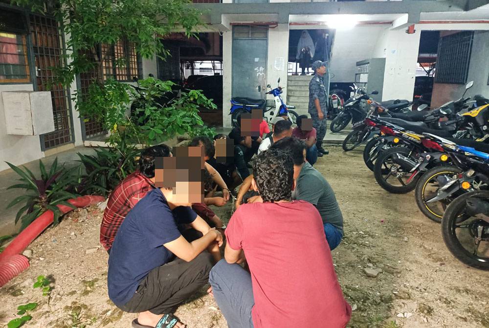 Antara warga asing yang ditahan untuk pemeriksaa dalam serbuan di Rumah Pangsa Bercham dekat Ipoh pada Sabtu.