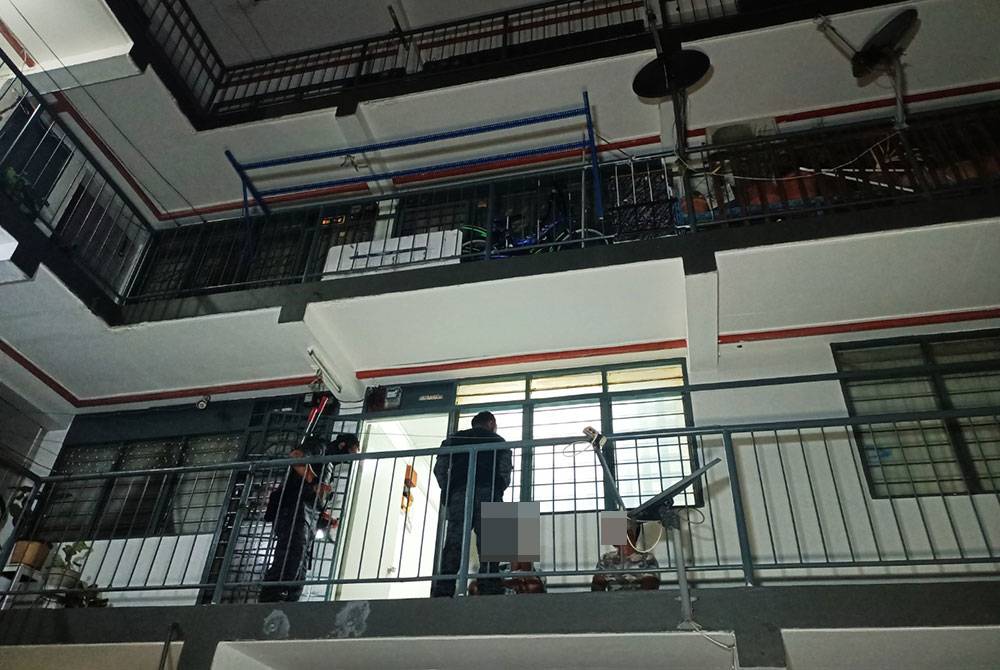 Pemeriksaan mendapati terdapat warga asing tinggal di kediaman itu tanpa memiliki sebarang pas yang sah untuk berada di negara ini serta tinggal lebih masa.